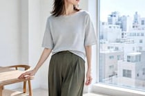 涼しい服を着ると、どこか野暮ったい…。40代から見直したい“夏の涼感素材”の着こなし
