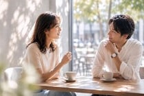 「この子とは何時間でも話せる」男性が夢中になる“会話上手”な女性の共通点