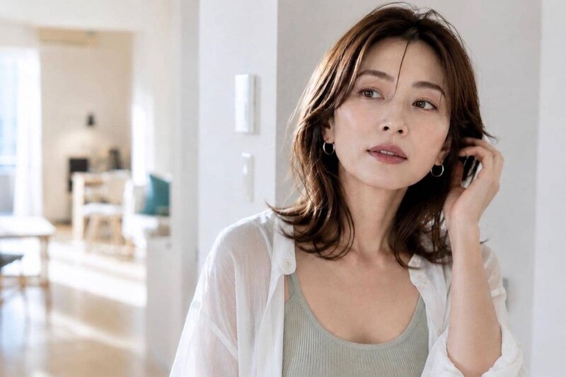 「真夏と同じメイク」がしっくりこない…。晩夏に取り入れたい“秋色を重く見せない”メイクのコツ