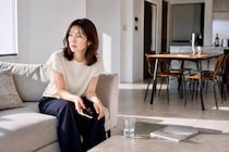 「彼の妻のSNSを見てしまう…」不倫中の女性が“奥さんチェック”をやめられない心理