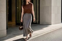 夏服のままでは少し物足りない。晩夏の「サテンナロースカート」はこう着る！大人の正解コーデ