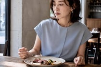 「最近、食べ物が喉につかえる感じがする…」40代以降が知っておきたい体の変化