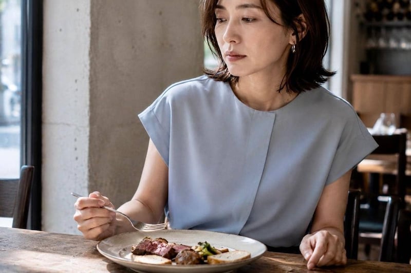 「最近、食べ物が喉につかえる感じがする…」40代以降が知っておきたい体の変化