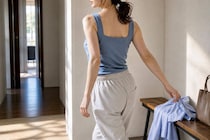 【体の後ろ側がガチガチでツラい…】30秒でOK。背中から脚までをほぐす初心者向け簡単ヨガポーズ