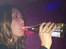 盛り上がるパラパラ男の誕生会に湧きおこる嫉妬心