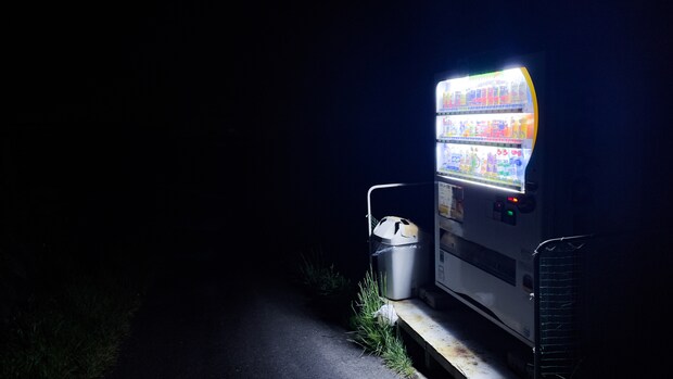 真夜中の自動販売機 77364884