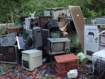 300個のシイタケ、300着の衣服、2000本の乾電池―「責任」を川に流す日本人