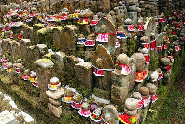 大阪では死者の10人に1人が無縁遺骨に――家族がいても進む無縁仏への道｜島田裕巳