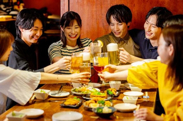 「飲み会に来たなら文句は言えない」 この非難は男性にも当てはまるのか|内田舞