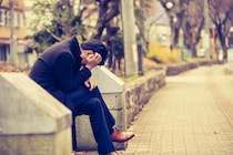 男性に許される涙は「男泣き」だけ？弱さの否定が引き起こす心の問題…ハーバード大学精神科医の提言