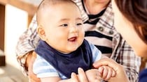 視線が合うと安心する？赤ちゃんにとって、顔と目のどっちが大切なのか
