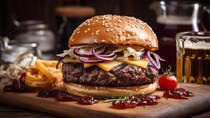 #4 丸の内のダイニングバーで、銀行同期の男二人、クラフトビールと“最高級”のハンバーガーを食べながら…｜小野寺史宜