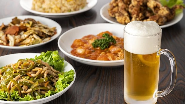 #7 大人になった元家庭教師の生徒と、ビールとライチサワーで乾杯! 料理は水餃子によだれ鶏に海老チリ。|小野寺史宜