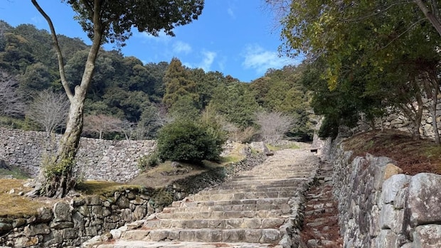 《地獄の入口》にいた織田信長さんは、その後どうなった？　安土城跡で聞いた、義理堅い信長さんの胸の内｜桜井識子