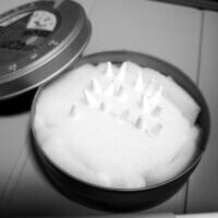 アップルペンシルの「お墓」誕生　ペン先16本の墓標が示す「努力の可視化」