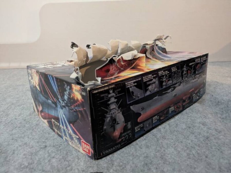 パッケージ箱を加工して臨場感を演出