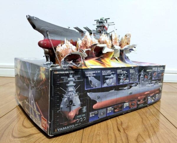 プラモデルの箱を突き破って抜錨！迫力たっぷりの「宇宙戦艦ヤマト」ジオラマ