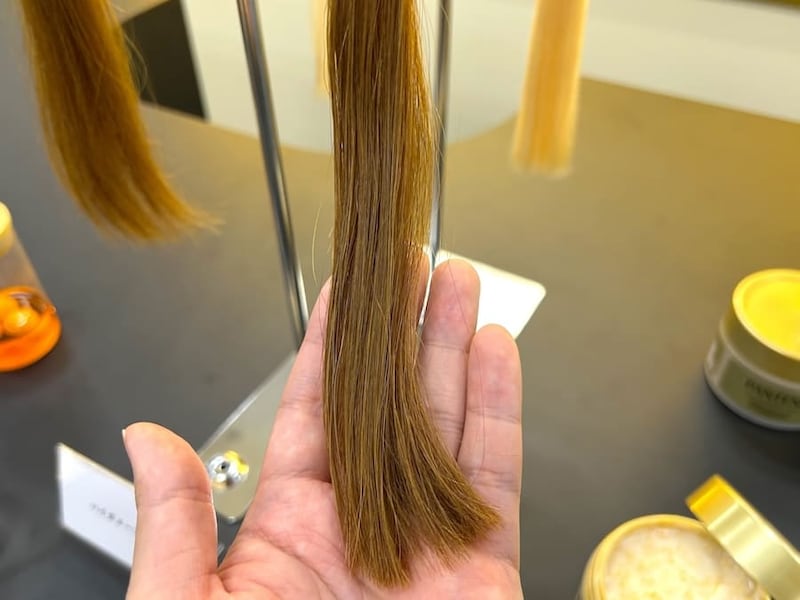 「EXPカプセル美容液ヘアマスク」を塗ったあとの髪