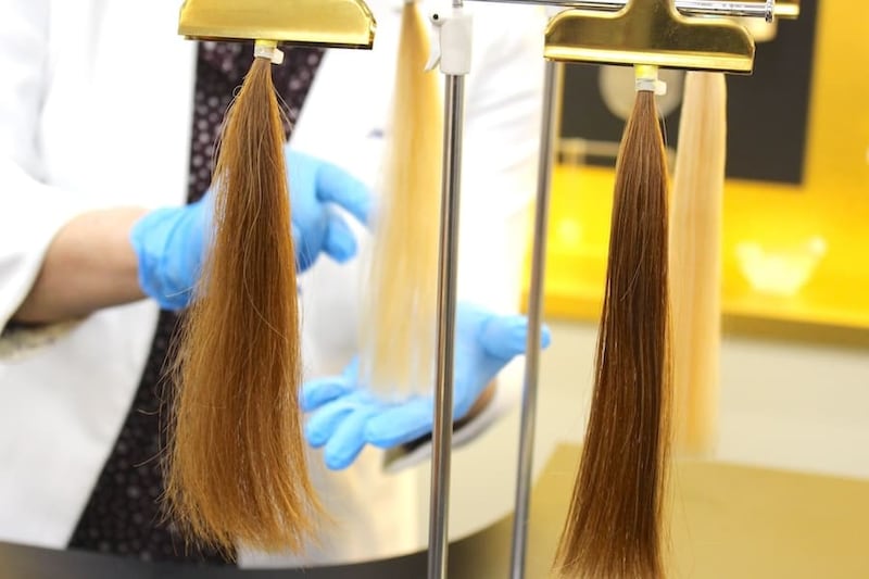 左がダメージを与え続けた髪、右が「EXPカプセル美容液ヘアマスク」を塗った後の髪