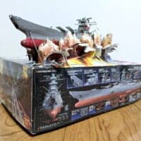 プラモデルの箱を突き破って抜錨！迫力たっぷりの「宇宙戦艦ヤマト」ジオラマ