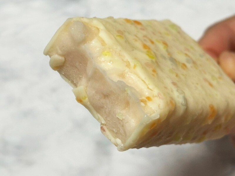中のミックスフルーツ味アイスはもっちりねっとりとした食感