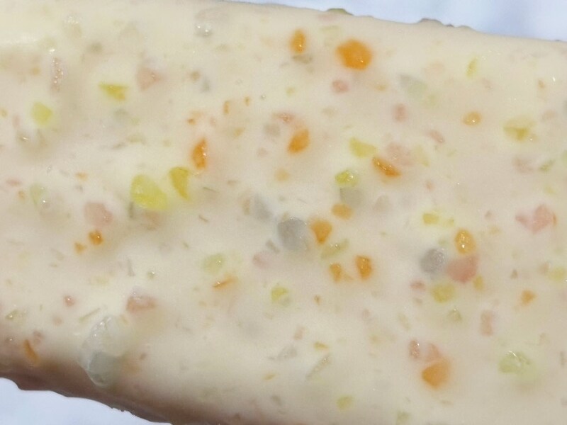 細かく砕かれたドロップスの粒がザクザクッとした歯ごたえ