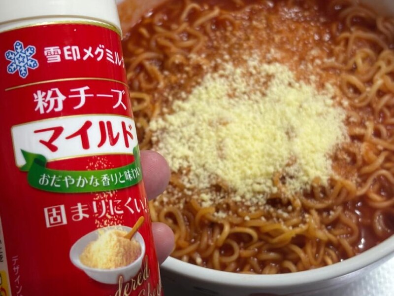 器に盛りつけ、仕上げに粉チーズをたっぷり振りかけて完成