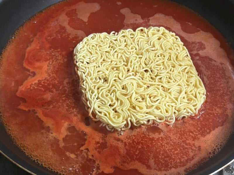 沸騰したら乾麺を投入