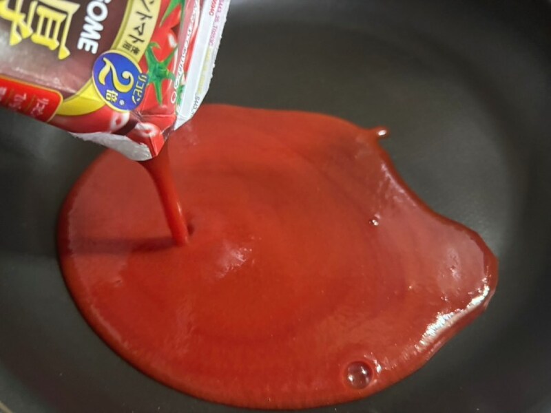 まずはフライパンにトマトジュースと水を入れ加熱