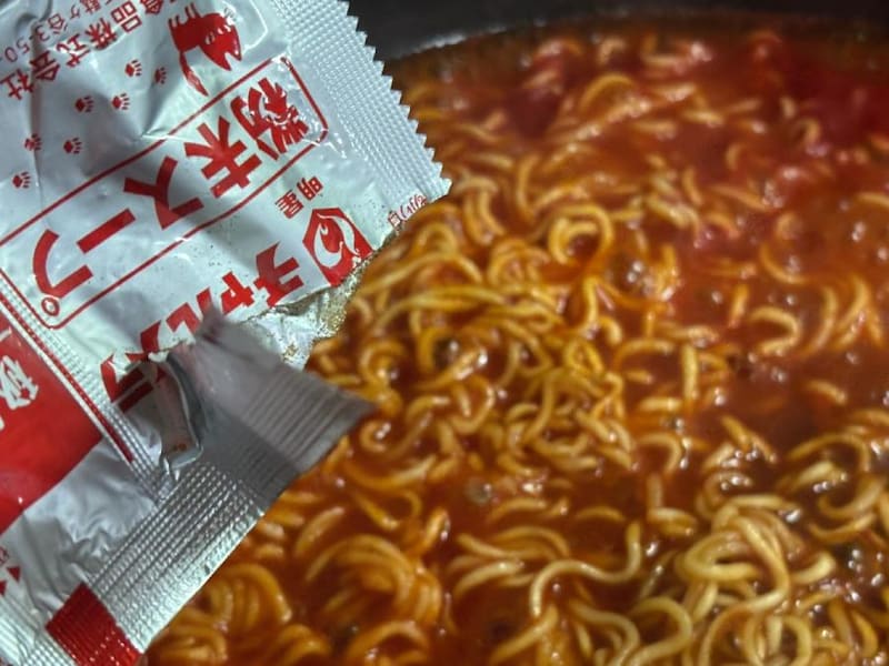 粉末スープを加えて混ぜ合わせます