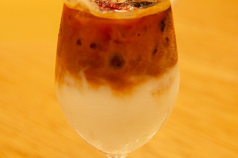 ヨーグルトとエスプレッソ、ブルーベリージャムで「テリア ベルベット パール」の世界観を表現