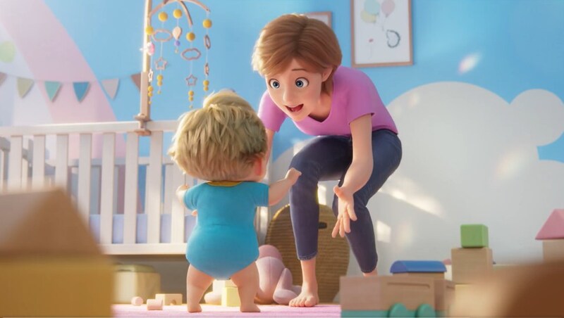 母親が歩く赤ちゃんを抱きあげる