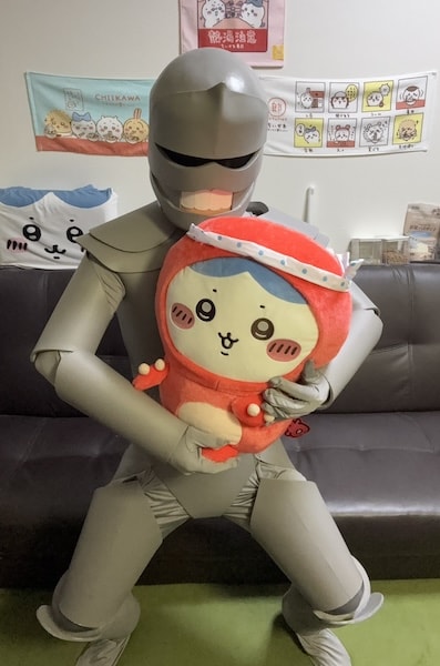 ぬいぐるみを持つとより鎧さんらしく