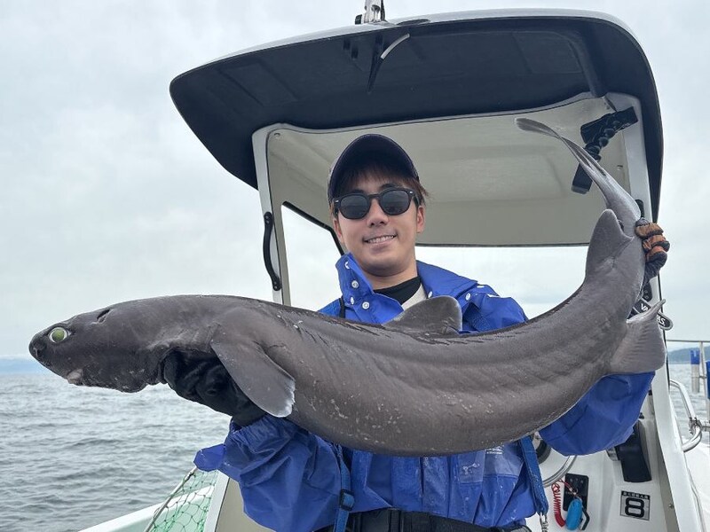 「深海のゴジラ」ことヨロイザメを釣り上げ世界記録に　深海魚ハンター・西野勇馬さん、48冠達成