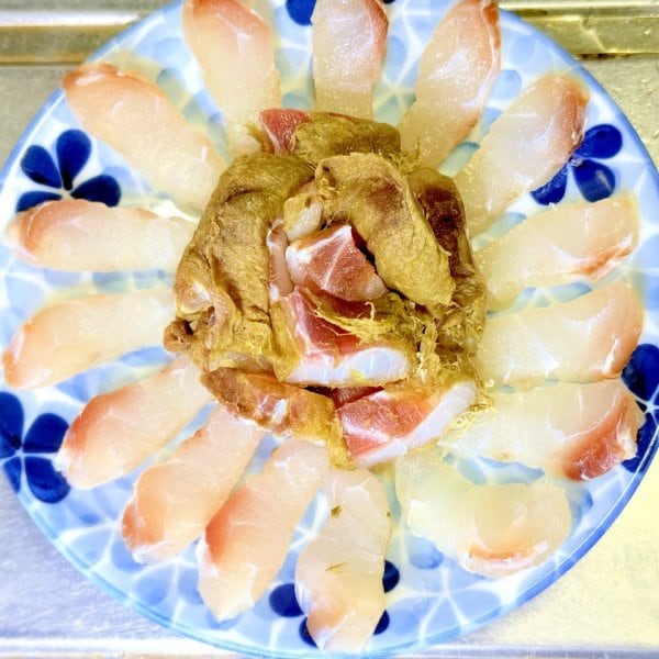 ヨロイザメを昆布締めにして試食