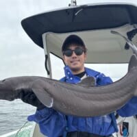 「深海のゴジラ」ことヨロイザメを釣り上げ世界記録に　深海魚ハンター・西野勇馬さん、48冠達成