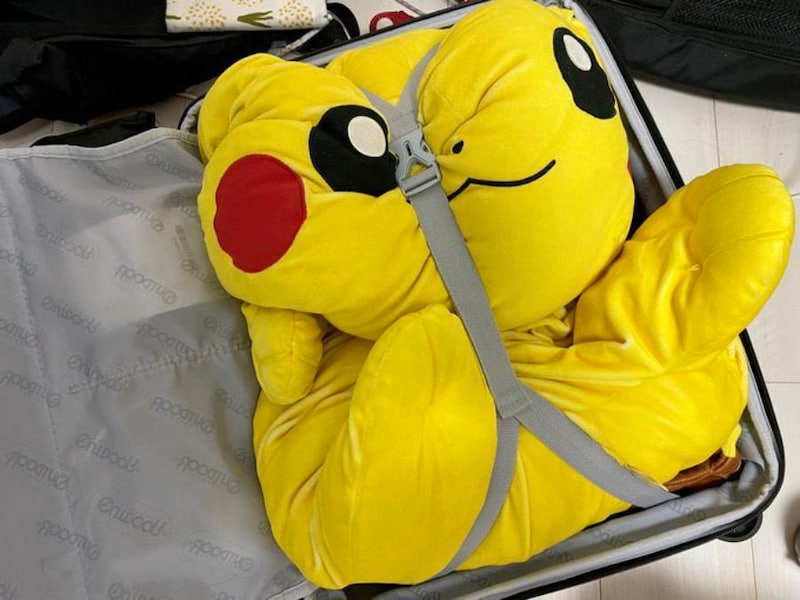 スーツケースに押し込まれた特大ピカチュウぬいぐるみ　かわいそうだけどかわいい？
