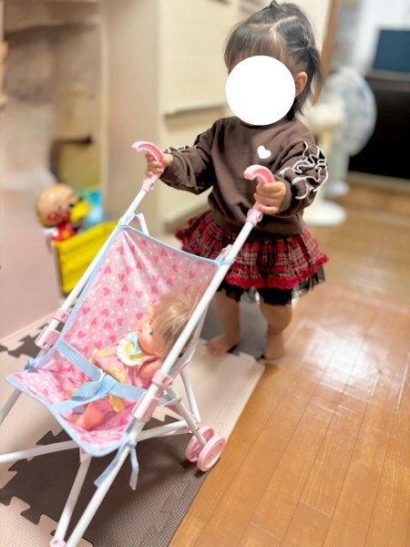ベビーカーに乗ってほしい娘にベビーカーのおもちゃを与えた結果……まさかの逆効果に