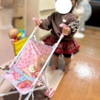 ベビーカーに乗ってほしい娘にベビーカーのおもちゃを与えた結果……まさかの逆効果に