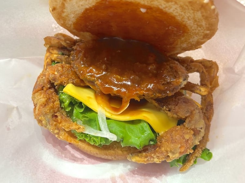 バンズの中に丸ごとカニ