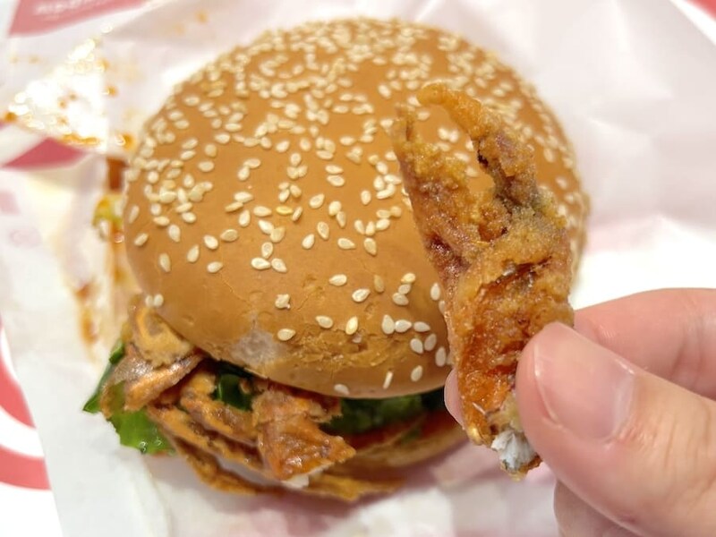 爪をちぎって食べる