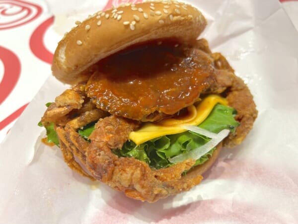 ドムドムが“カニまるごと”の衝撃バーガーを再販 新作コチュジャン味を食べてみた