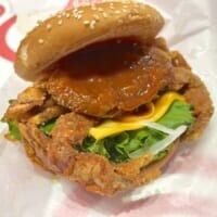ドムドムが“カニまるごと”の衝撃バーガーを再販　新作コチュジャン味を食べてみた