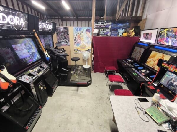 “おうちゲーセン”が話題！個人宅のガレージに作られた光景に「家の要素どこ？」