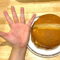 【実食】コメダ珈琲店の「ドデカメンチバーガー」は名前に偽りなし　バンズからはみ出す“肉の暴力”