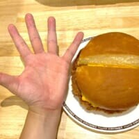 【実食】コメダ珈琲店の「ドデカメンチバーガー」は名前に偽りなし　バンズからはみ出す“肉の暴力”
