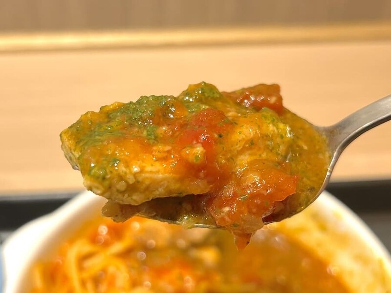 ソースとチキンを一緒に食べる