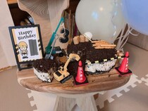 ケーキの上は只今工事中！3歳のわが子に作った「工事現場ケーキ」が楽しそう