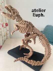 編み物で骨格標本を再現……？すごすぎて理解が追いつかない「T-REXのあみぐるみ」