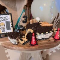 ケーキの上は只今工事中！3歳のわが子に作った「工事現場ケーキ」が楽しそう
